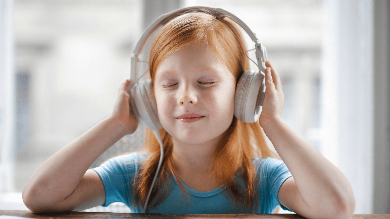 Bambina che ascolta la musica attraverso delle cuffie