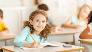 Bambina in ambiente scolastico formale