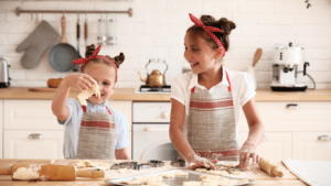 Due bambine preparano i biscotti insieme nella loro cucina